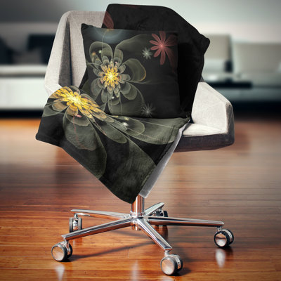 Petite fleur jaune fractale jaune en noir - coussin à imprimé floral