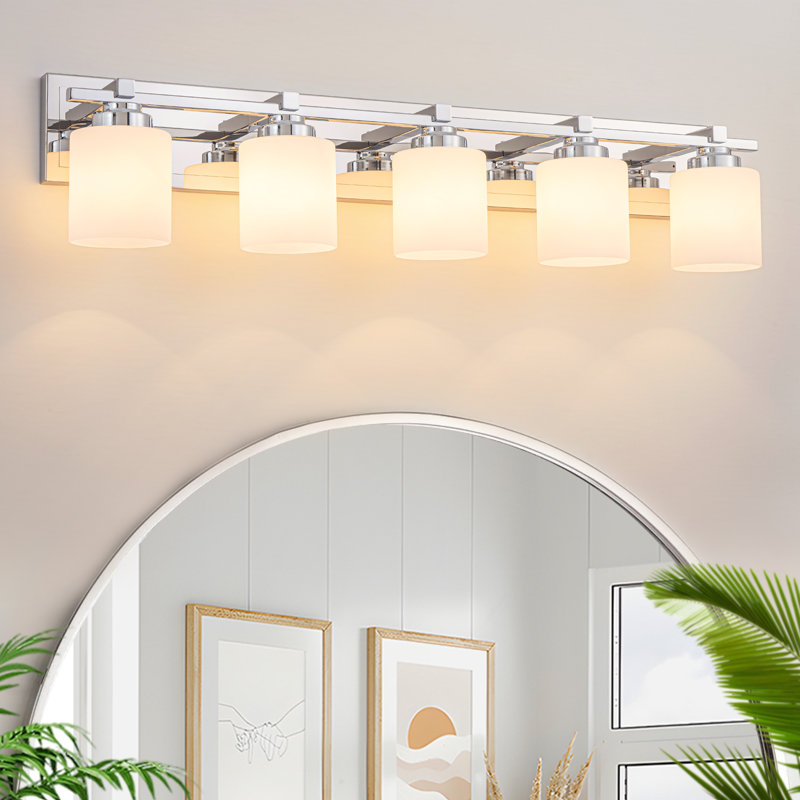 Luminaire de salle de bain moderne 5 lumières au-dessus du miroir, lumières de meuble-lavabo chromées, abat-jour en verre blanc laiteux, douille E26 (ampoules non incluses)