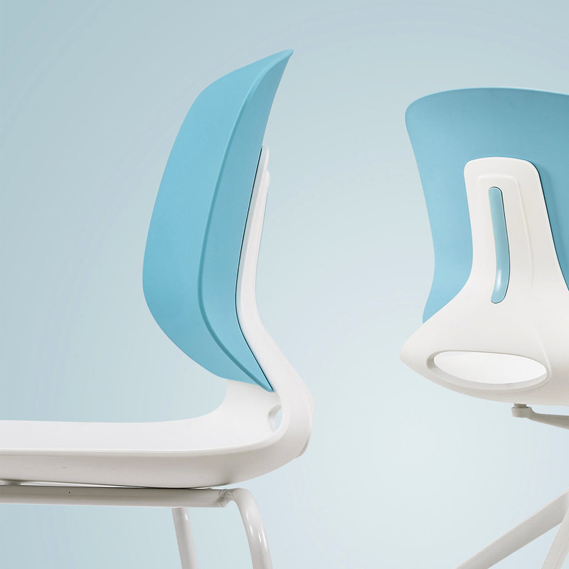 Ensemble de 4 chaises empilables modernes blanches et bleues, siège en polypropylène, dossier renforcé en fibre de verre, dimensions : 48 x 50 x 86 cm, confortables et peu encombrantes, ergonomiques pour le travail de bureau.