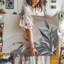 Toile, conception de papier peint sophistiquée présentant une composition abstraite d'art mural doux aux formes fluides dans des tons discrets de toile beige-1998654150