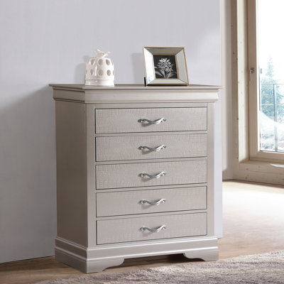 Commode verticale à 5 tiroirs avec façade texturée et poignées décoratives