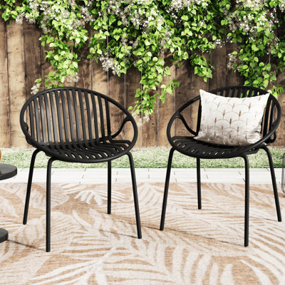 2 chaises de patio, noires. Conception respirante et ergonomique. Pieds en métal avec plastique. Style moderne et simple, capacité de 300 lb. L 25,88 po x l 22,21 po x H 29,95 po. Assemblage requis, siège de style Art. +