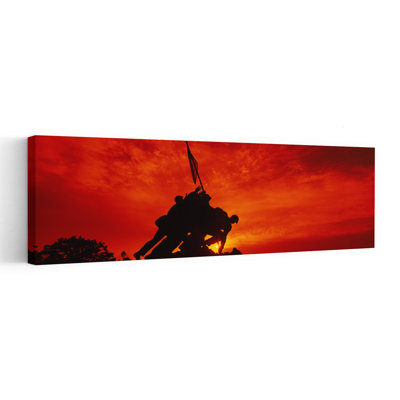Silhouette de statues à un monument commémoratif de guerre, Iwo Jima, cimetière national d'Arlington, Virginie, États-Unis, art contemporain de l'architecture coucher de soleil