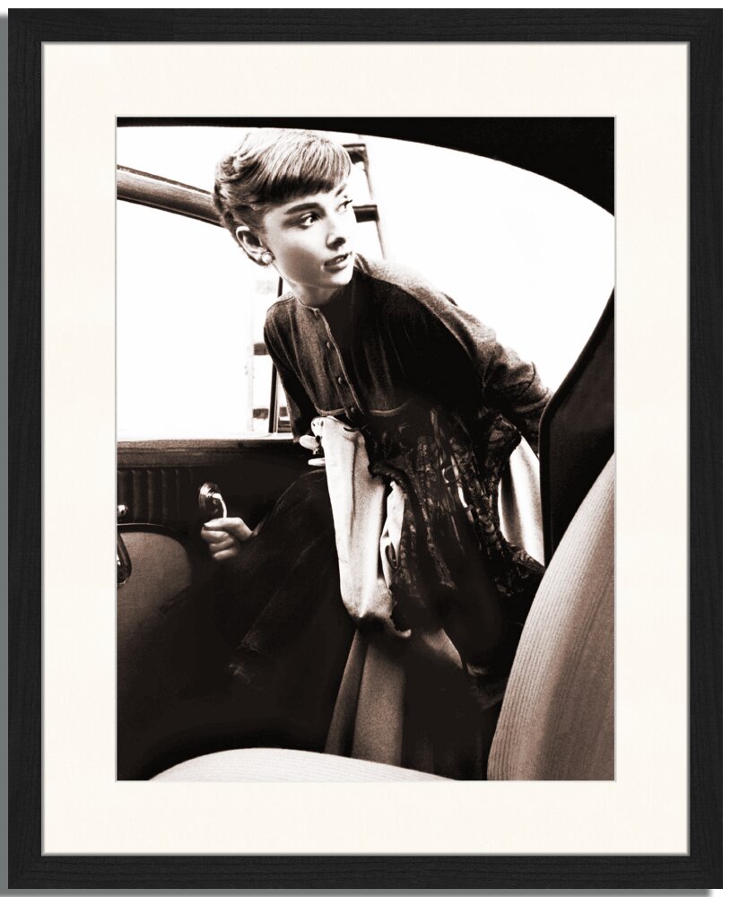 Gerahmtes Poster Audrey Hepburn am Set