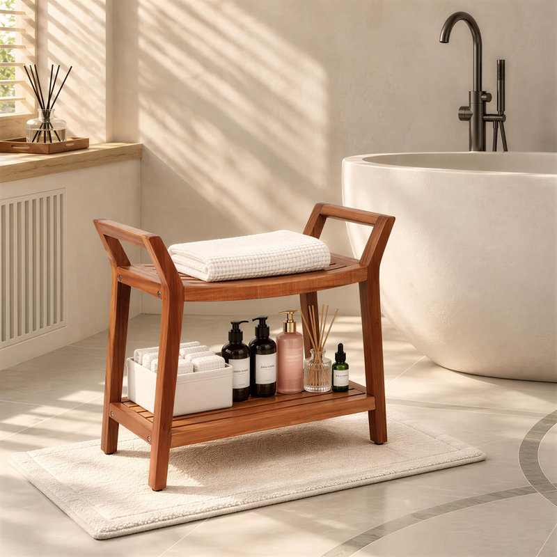 Banc de douche en teck de 66 cm de large avec porte-serviettes intégré, tabouret de douche et chaise de douche en teck avec tablette de rangement et pieds antidérapants réglables.