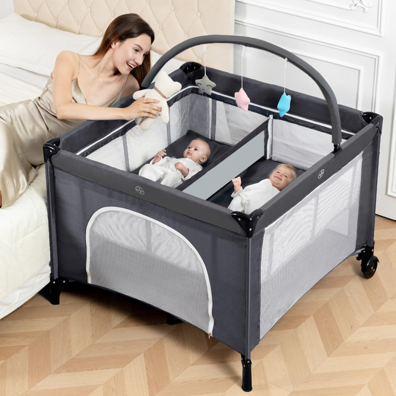 Berceau simple - double berceau pliable pour les jumeaux avec jouets suspendus et panier de rangement, ensemble de lit de chevet portatif et sac de jeu avec sac de transport gris
