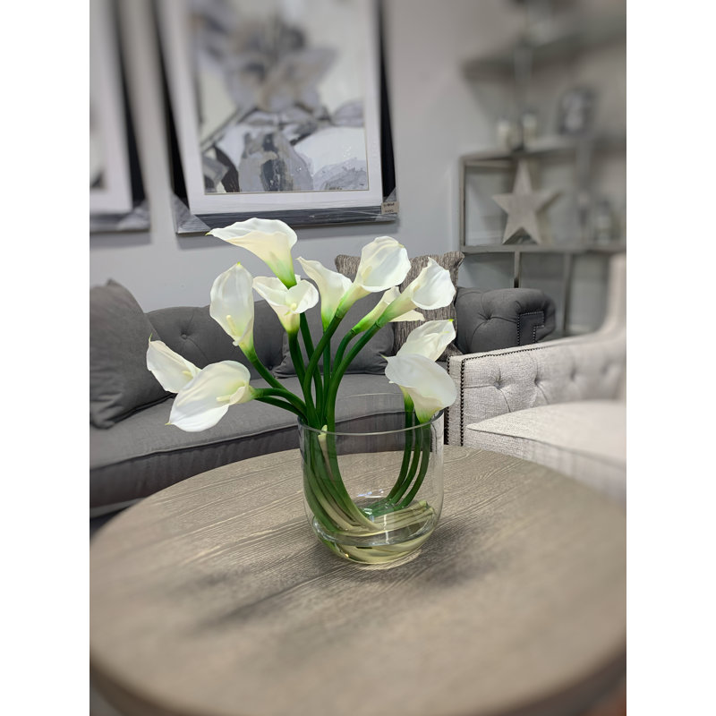 Floral organique moderne avec des lis de Calla dans de l'eau artificielle