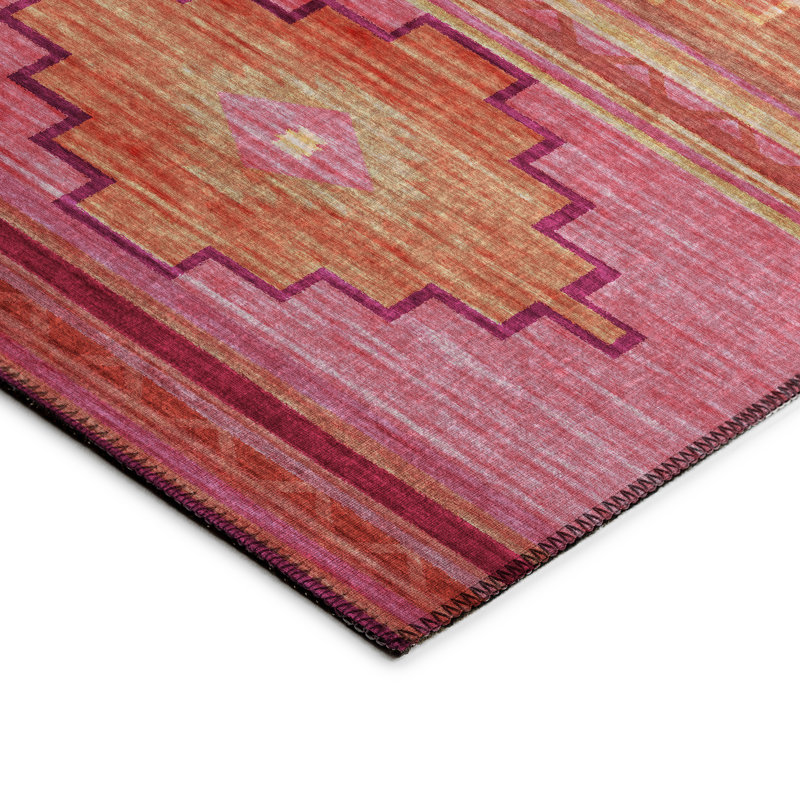 Tapis rose / rouge en polyester tissé à la machine Kaede, Rectangle 1 pi 8 po x 2 pi 6 po