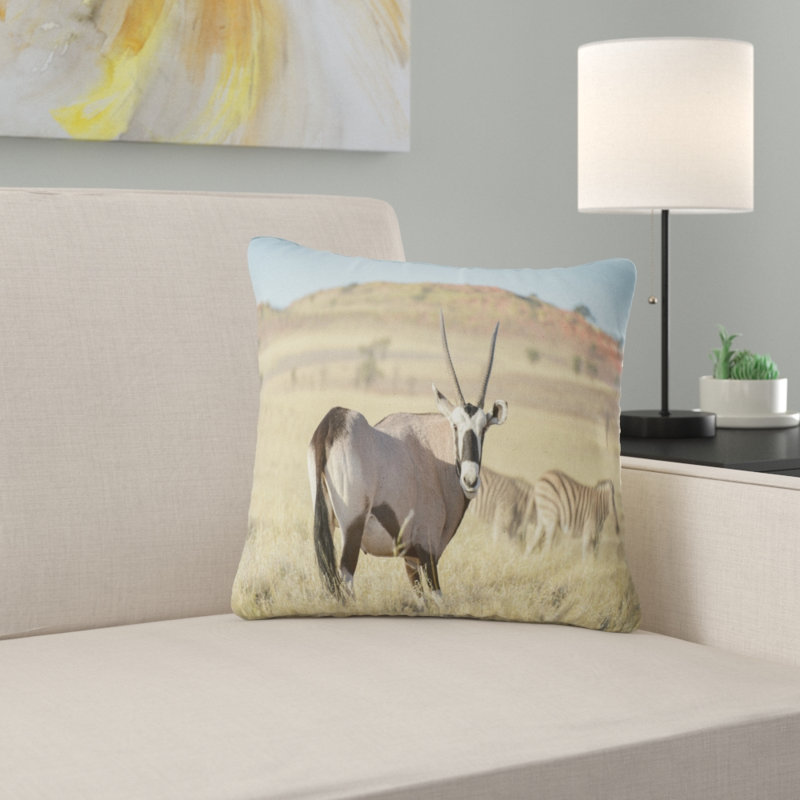 Faune sauvage dans la prairie de la Namibie - oreiller imprimé animal, 16 po x 1 po, Coussin décoratif