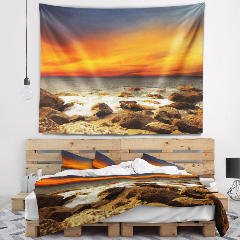 Tapisserie en polyester rouge bleu ciel au-dessus de rocky shore avec accessoires suspendus inclus, H 32 po x l 39 po