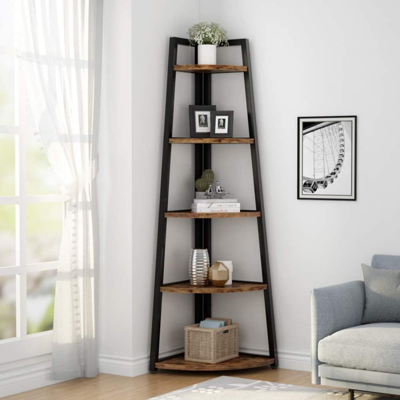 Bibliothèque de coin industrielle à 5 niveaux avec structure en métal noir et panneau de particules rustique à grain de bois, support de rangement autoportant pour le salon, la chambre à coucher et le bureau à domicile