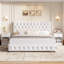 Ensemble de chambre à coucher 3 pièces, lit tapissier en polyuréthane avec 4 tiroirs, 2 tables de chevet avec tiroir et tablette, lit plateforme avec rangement en similicuir blanc, tables d'appoint polyvalentes-725484866-725484864