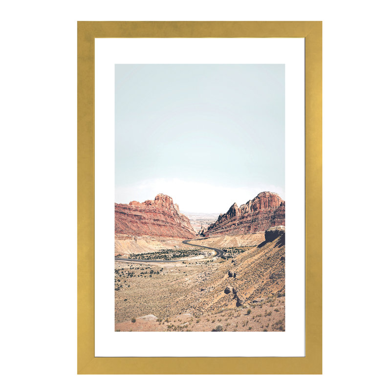 Photographie « arizona road », H 24 po x l 16 po x P 1 po, Papier encadré doré