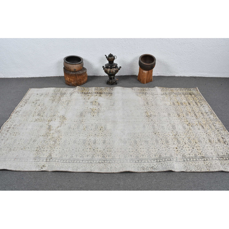 Tapis oriental beige antique avec des tons doux pour un décor de salon élégant brun / beige
