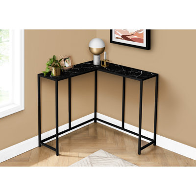 Console d'angle étroite effet marbre noir pour chambre à coucher, avec structure en métal et revêtement stratifié moderne et résistant.
