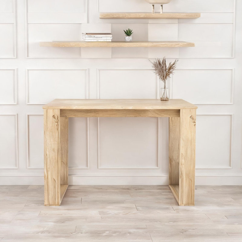 Bureau rectangulaire beige neutre avec panneau de particules à quatre pieds pour un espace de travail compact