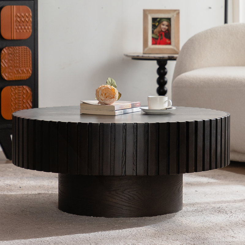 Table basse ronde exquise fabriquée à la main avec motif en relief, piédestal robuste et élégance en forme d'olive pour le salon