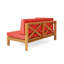 Banc d'angle gauche rouge en bois avec coussins d'eau pour une salle de bricolage attrayante dans un cadre relaxant dans la forêt tropicale