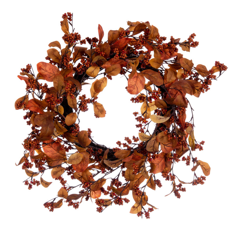 La couronne de feuilles et de baies artificielles orange de 22 po Holiday Aisle® comporte des mini-accents de baies oranges et une base de vigne circulaire.