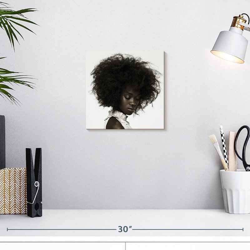Leisha, femme aux cheveux bouclés, H 10 po x l 10 po