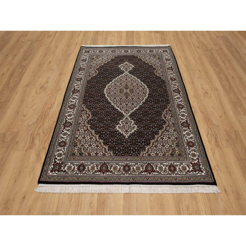 Tapis oriental noué à la main 4 pi 9 po x 6 pi 9 po noir, 175 KPSI, Tabriz Mahi avec médaillon de poisson, 100% laine