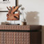 Buffet de rangement moderne avec compartiments cachés, présentoir flexible et fabrication en bois pour le couloir d'entrée Portes de style contemporain à fermeture en douceur, espace de travail spacieux facile à nettoyer