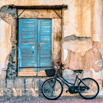 Vieille fenêtre et bicyclette par George Digalakis, art mural sur toile