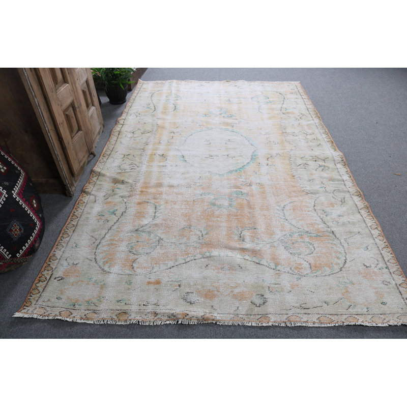 Le grand tapis turc Anatolian est un ajout idéal au salon