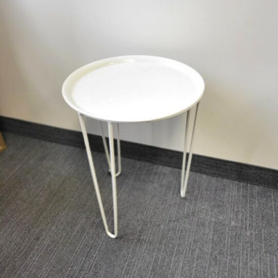 Table en métal avec pieds en épingle