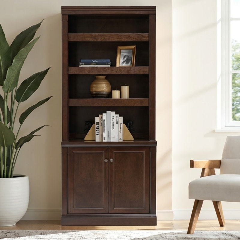 Bibliothèque Connie de style transitionnel, 198 cm (78 po) de hauteur, en bois massif, avec étagères ouvertes réglables et armoire de rangement.