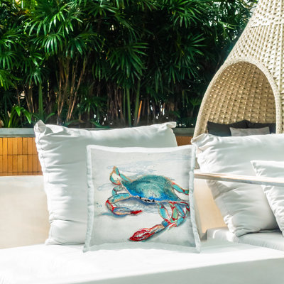 Coussin d'extérieur imprimé crabe avec motifs abstraits, design par Stacy Gresell