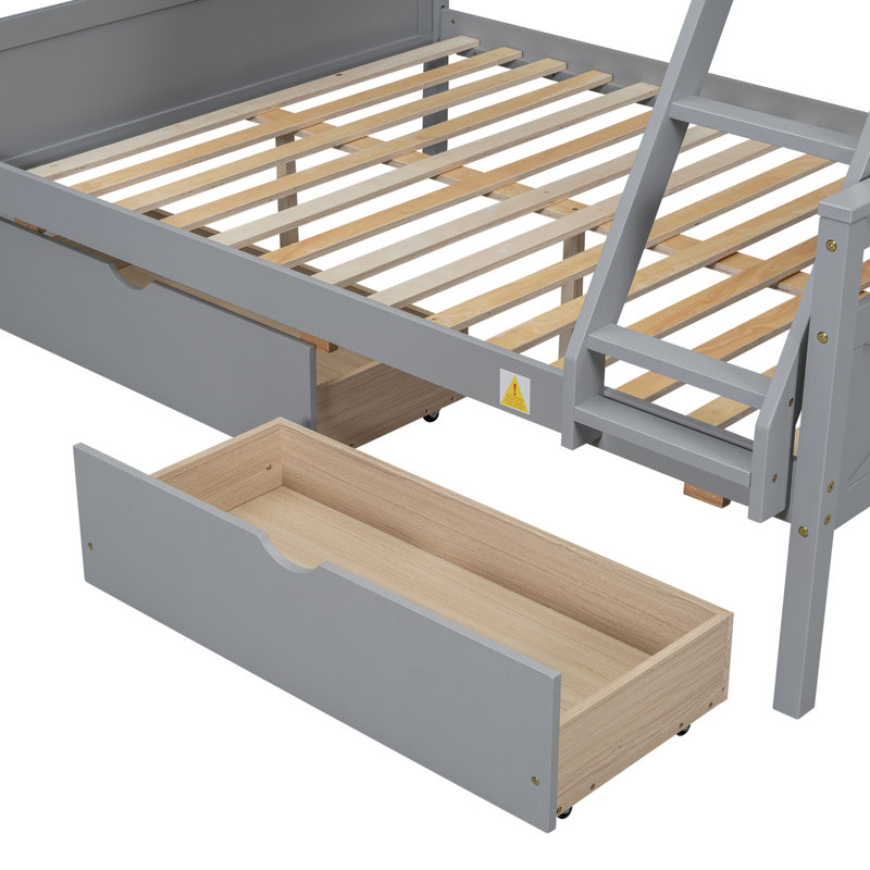 Lit simple superposé au-dessus d'un lit double, gris, avec structure sécuritaire et lit de rangement pratique dans des installations fiables