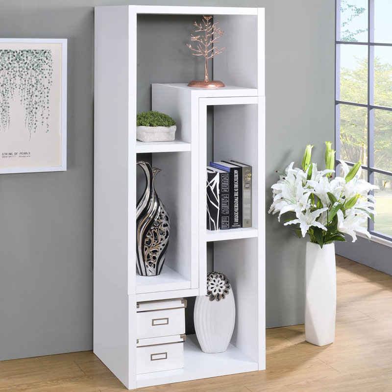 Bibliothèque blanche avec design transitionnel pour ranger le linge de maison dans un espace de vie contemporain et au bureau