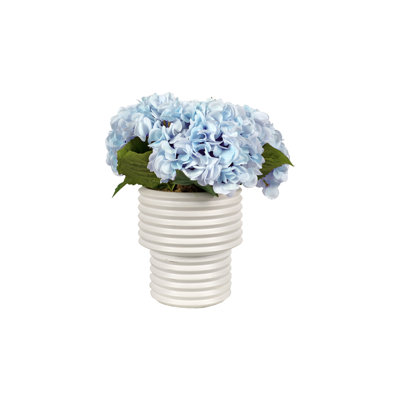 Hydrangées bleues dans un vase à piédestal blanc