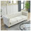 Canapé luxueux en velours beige avec accoudoirs carrés touffetés, canapé rembourré moderne avec pieds en métal doré pour le salon