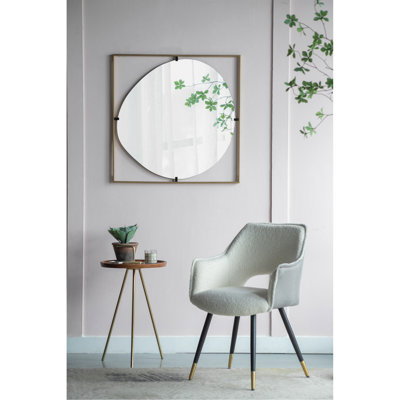 Miroir de salle de bain élégant avec un design abstrait et un cadre en métal durable