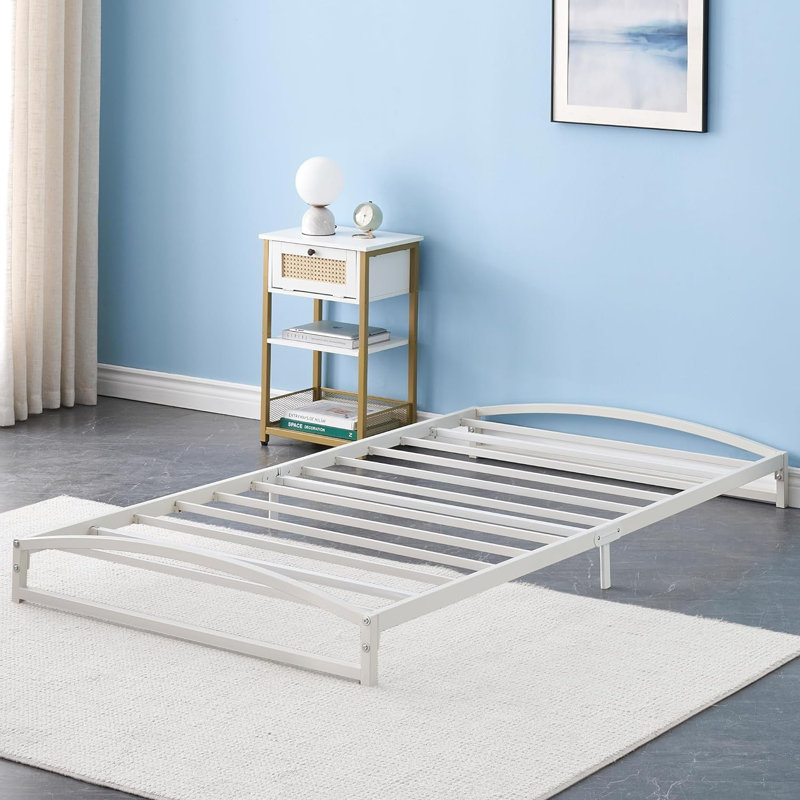 Structure de lit plateforme simple en métal 6 pouces, profil bas avec conception en arc, support de lattes en acier, silencieux, aucun sommier tapissier requis, blanc