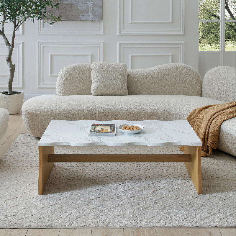 Table basse de couleur noyer avec plateau en faux marbre, design ondulé moderne pour le salon, Noyer