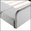 Lit tapissier au sol avec bureau de chevet, petit tabouret rond et rails de sécurité pour chambre d'enfant-255317495-255317488