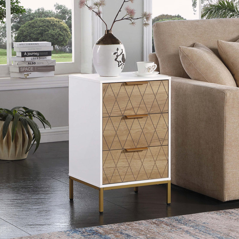 Table de chevet moderne Mid-Century avec 3 tiroirs et détails en métal doré