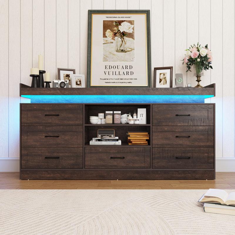 Commode 7 tiroirs Juventina avec prises de courant, lumières DEL et 2 tablettes de rangement ouvertes, Brun