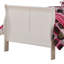 Élégant lit blanc en bois massif et espace de rangement classique-477665026