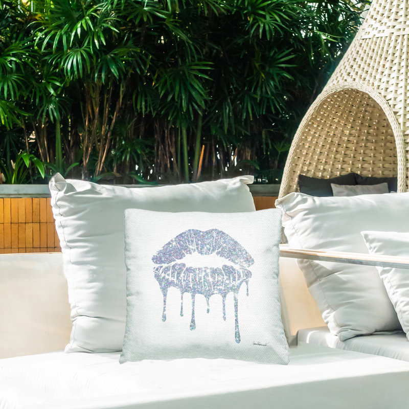 Coussin d'extérieur imprimé Stupell Industries Glitzy Glam Lips Dripping par Amanda Greenwood