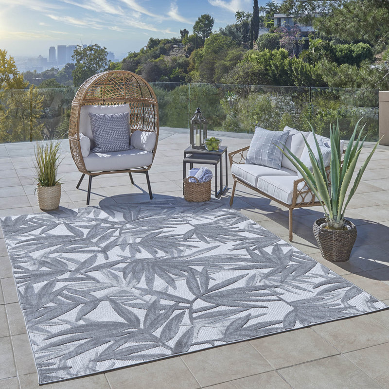 Fosel Gray and Ivory Synthetic 5' x 7' Outdoor Rug