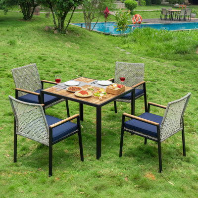 Ensemble repas d'extérieur 5 pièces avec table en bois d'acacia, 4 fauteuils et coussins en osier, gris clair
