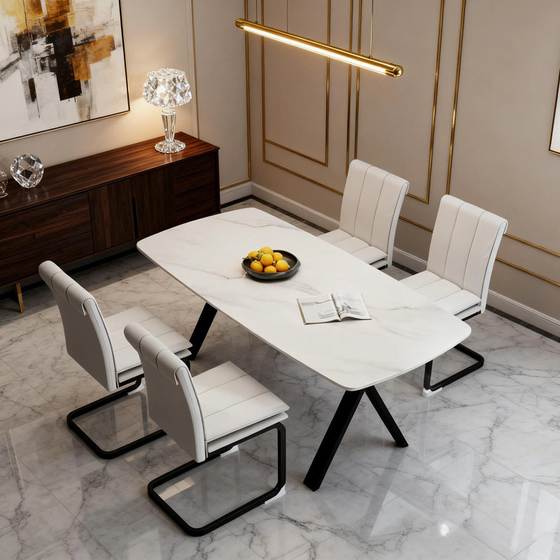 Table de salle à manger rectangulaire avec plateau en verre trempé à motif marbré et pieds en métal noir, idéale pour les repas au restaurant.