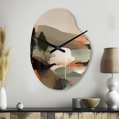 «Green and Beige Transcendant Reality I», peinture abstraite de forme unique en métal, horloge murale asymétrique moderne