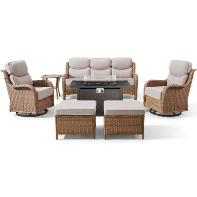Ensemble de conversation extérieur en résine tressée pour 5 à 7 personnes, comprenant un canapé, des fauteuils pivotants, une table d'appoint, un pouf et un foyer.