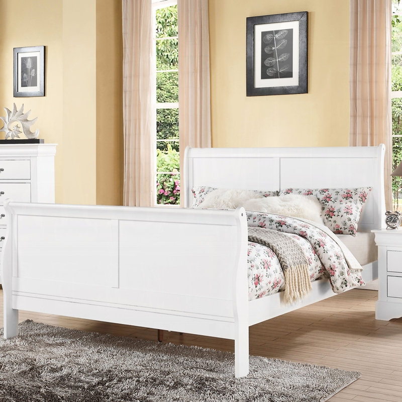 Grand lit blanc avec espace de rangement supplémentaire et apparence classique pour un sommeil relaxant
