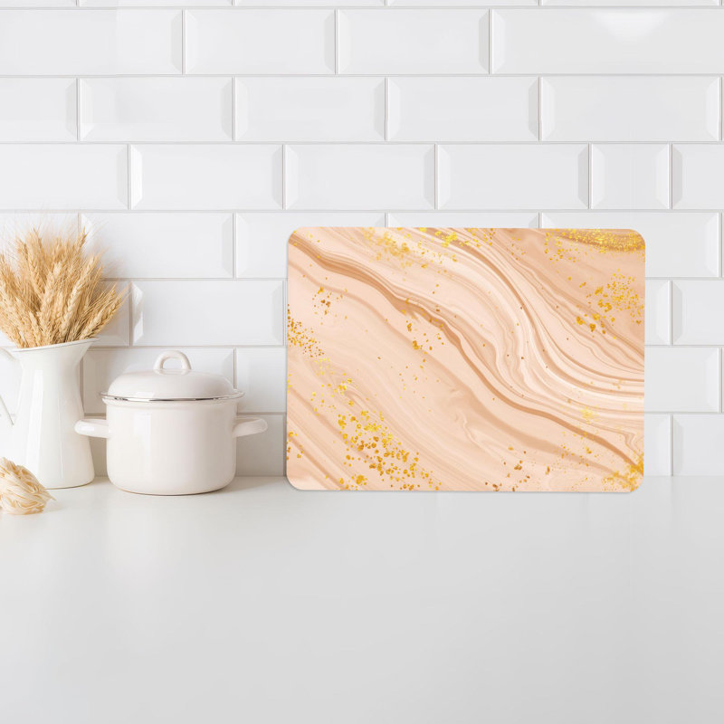 Motif de marbre à l'encre alcool beige et doré sur une planche à découper en verre durable, parfait pour un cadeau de pendaison de crémaillère ou un élégant décor de cuisine